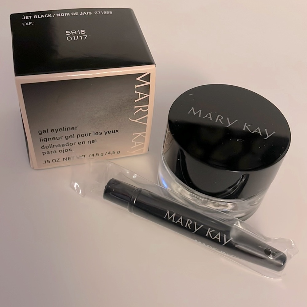 Mary Kay gel eyeliner and applicator-jet black